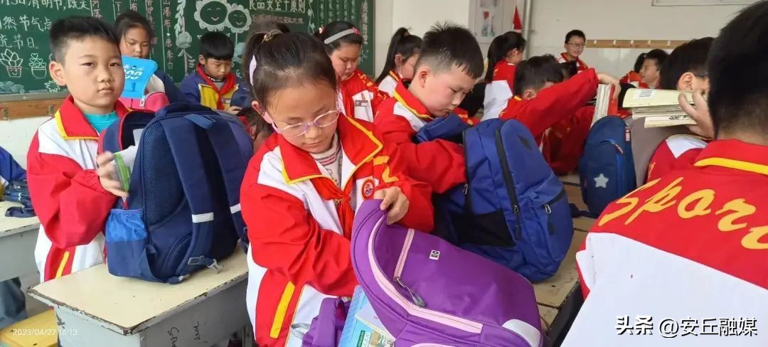 五一劳动节劳动最光荣小学一年级,小学五一劳动节社区劳动实践