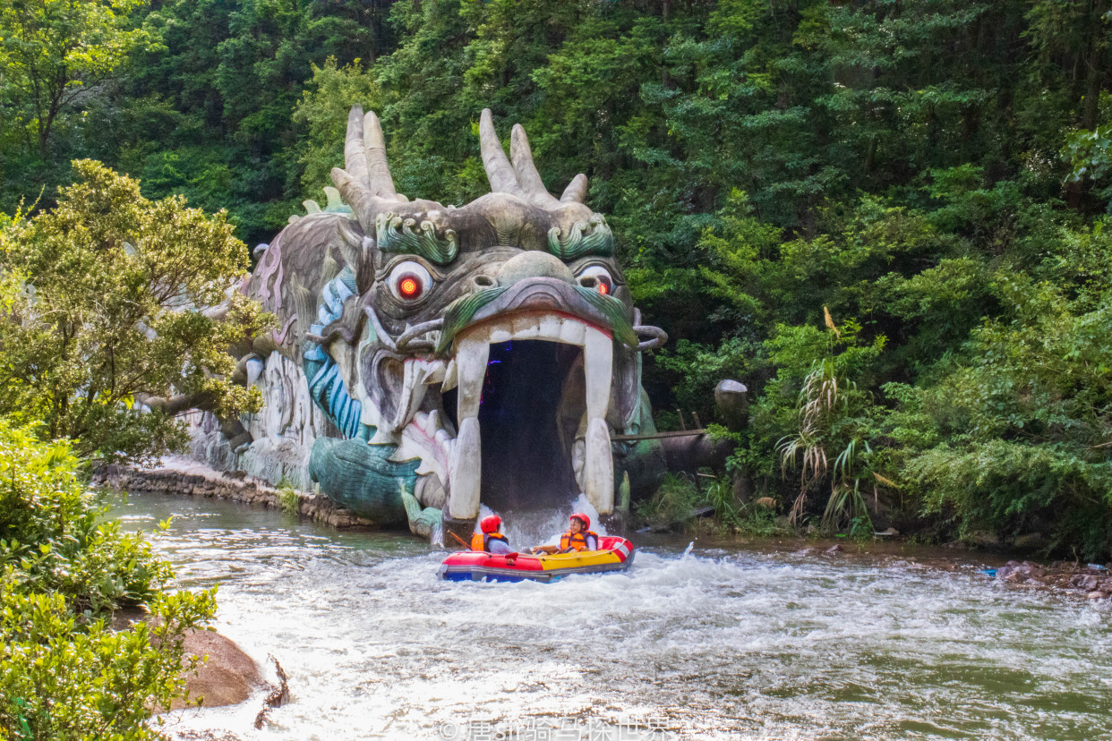 碧水丹山入梦来，湖光山色尽在手中，如此清凉的龙虎山你见过吗？