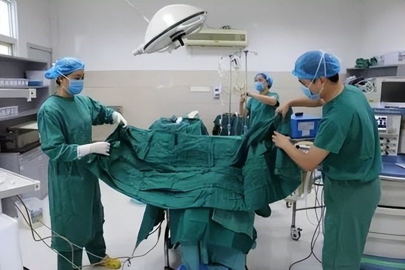 妻子成植物人后丈夫做了这样的事,妻子出车祸变成了植物人