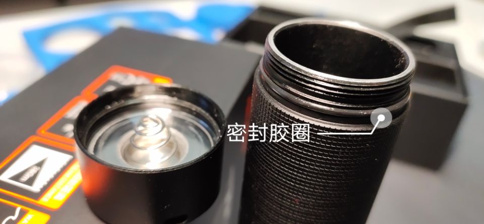 手持版探照灯，大能量长续航徒步户外可靠无忧