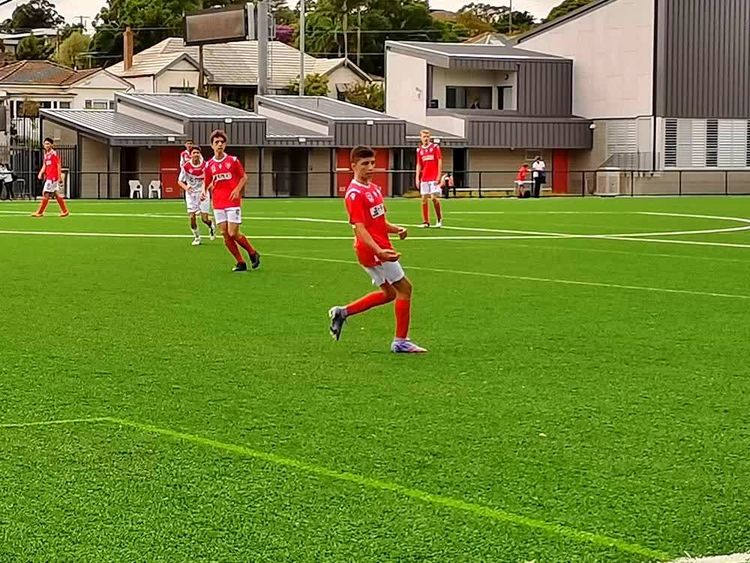 在悉尼PenshurstPark彭斯赫斯特公园球场，看一场社区少年足球赛