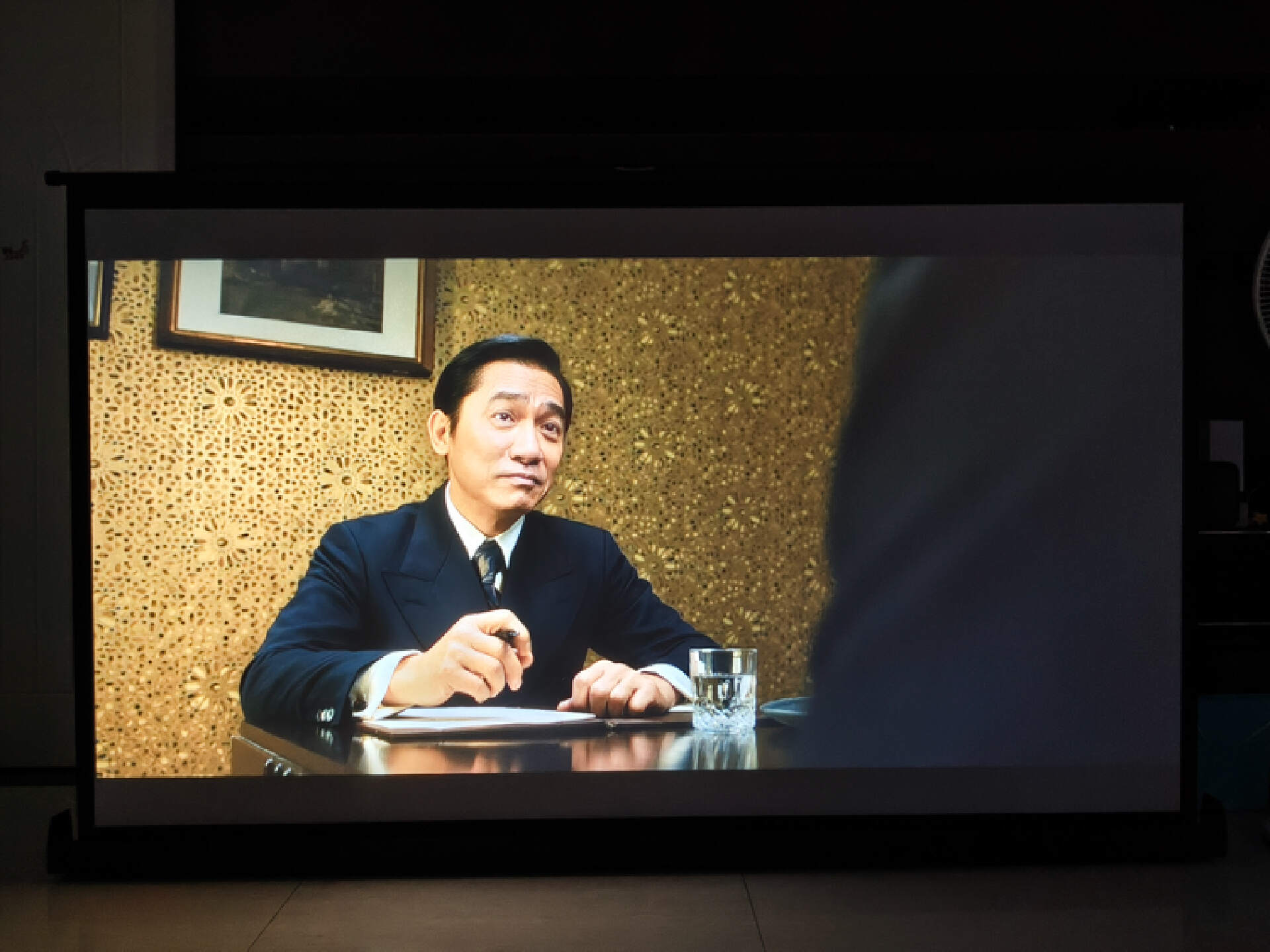 300元左右的投影仪是不是智商税,一千多块钱的投影仪靠谱吗