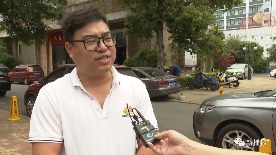 小车失控撞上隔离栏车内图片,小车失控撞上隔离栏女子原图