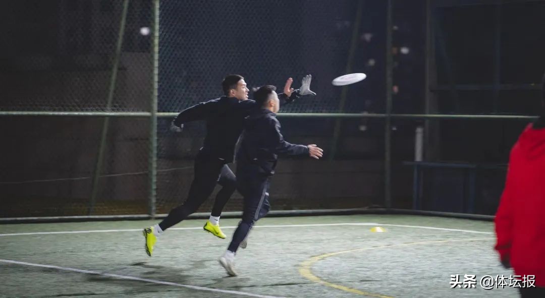 露营、飞盘、橄榄球……城市里的年轻人太会玩了