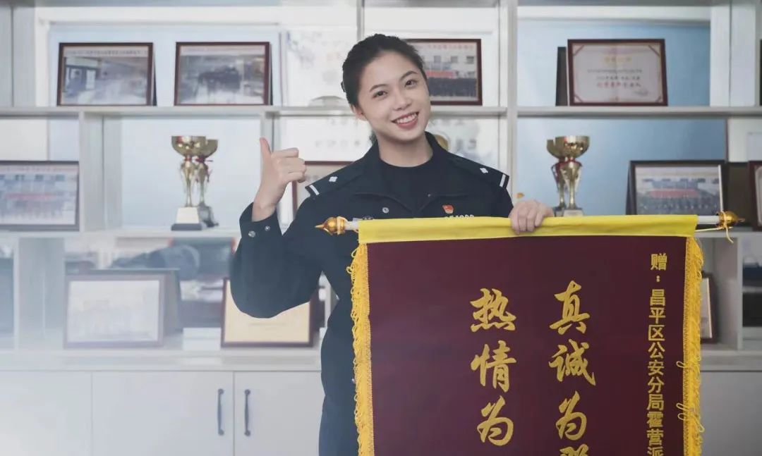 暖心警花在户籍窗口绽放,警营里的最美警花