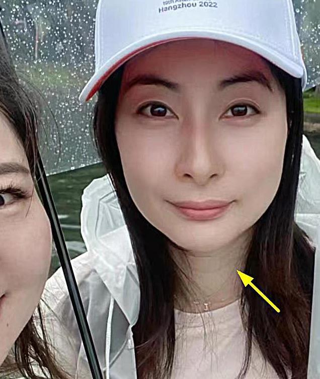 郭晶晶为什么一脸皱纹,郭晶晶罕见戴百万首饰亮相活动