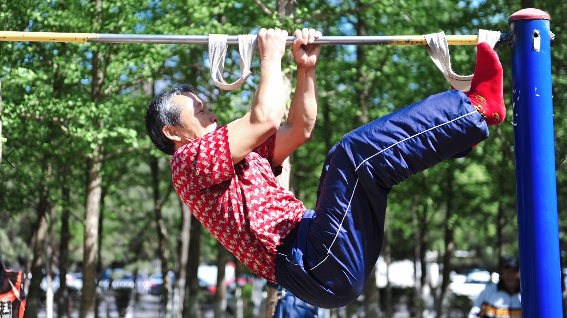 坚持吊单杠治疗好了腰椎间盘突出,腰椎间盘突出怎么正确吊单杠