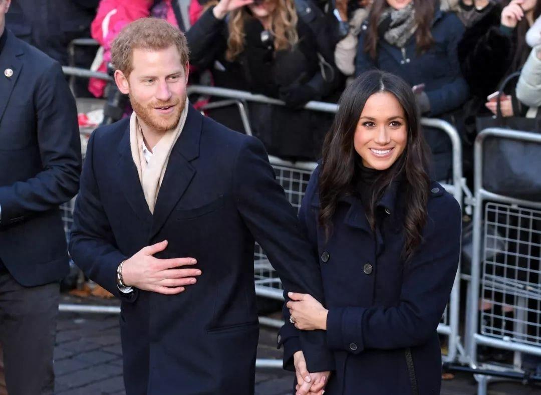 1992年,英国王室曝出丑闻:37岁富商吮吸着33岁王妃的脚趾