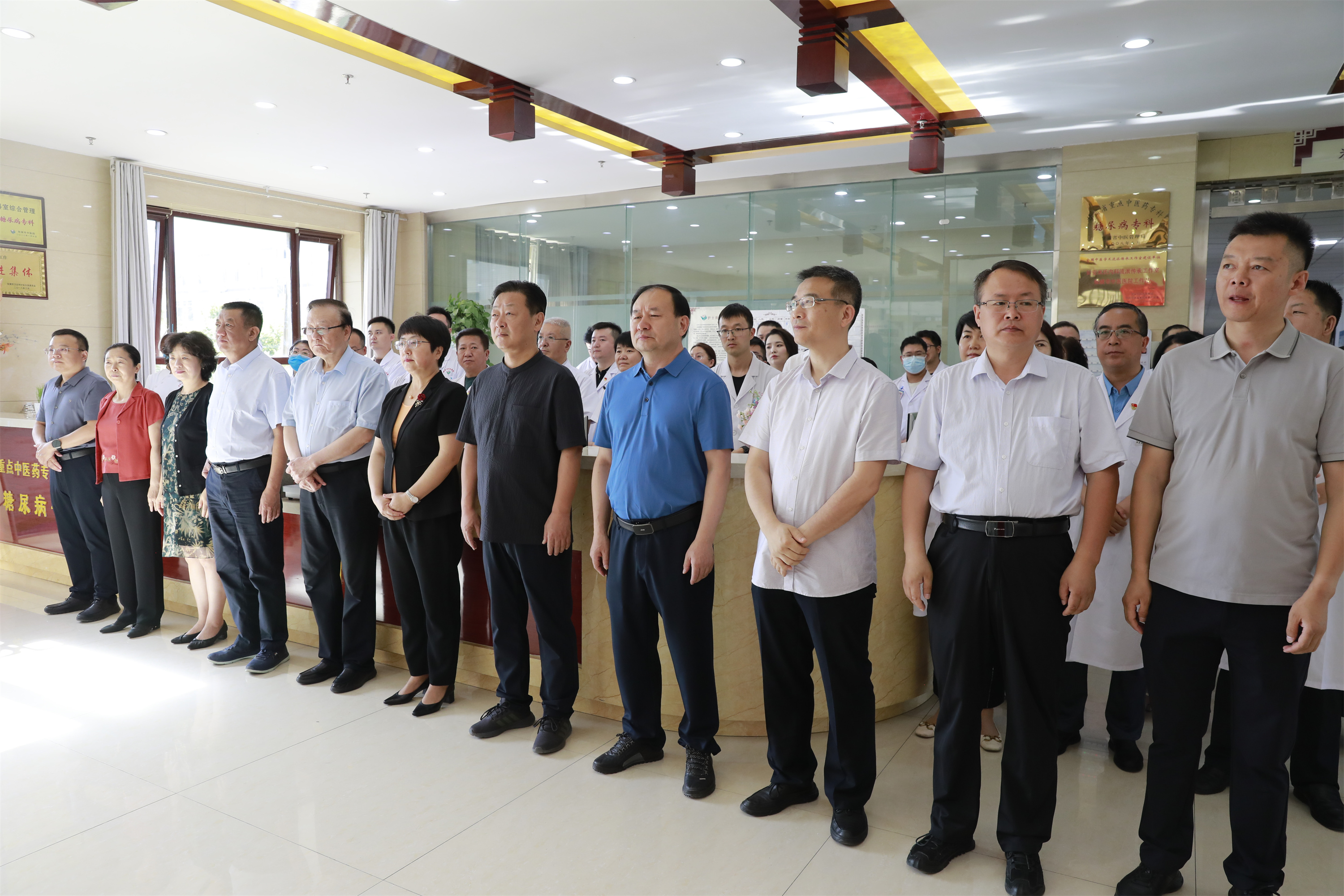 一代大医米伯让先生铜像揭幕全国名中医米烈汉优秀人才专家工作室授牌典藏书籍捐赠仪式在张掖市中医医院举行