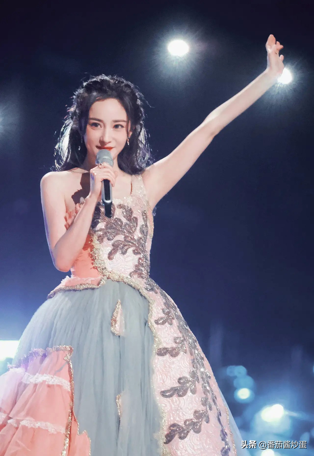 央视跨年收视率稳居第一，湖南卫视主持人阵容大变样，谢娜成歌手