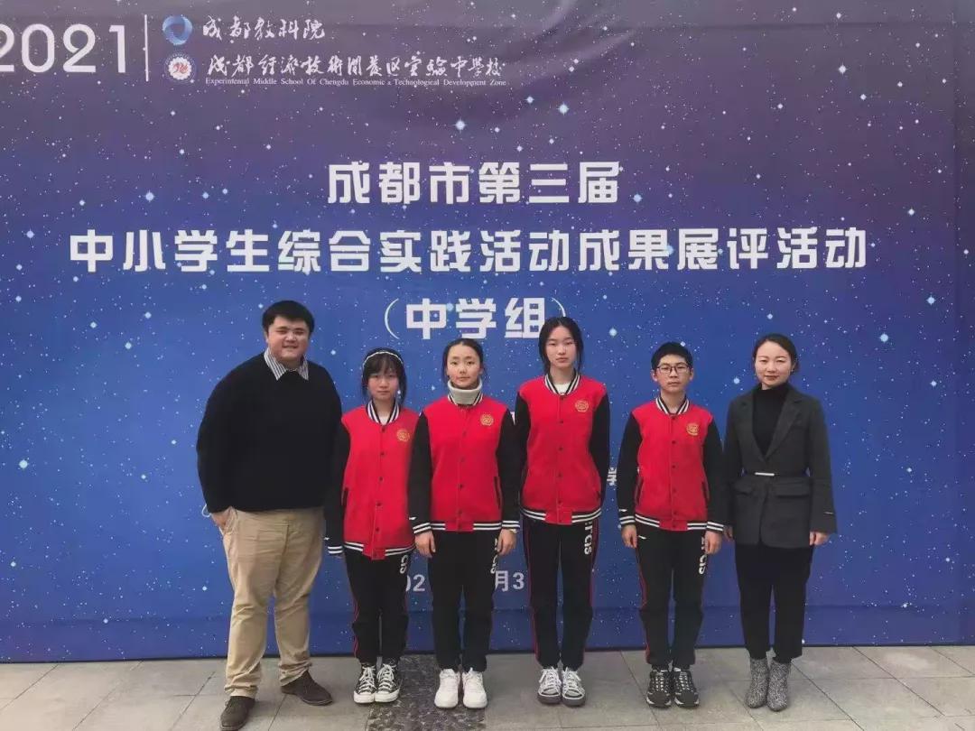 拿奖到手软的学生,拿奖状拿到手软