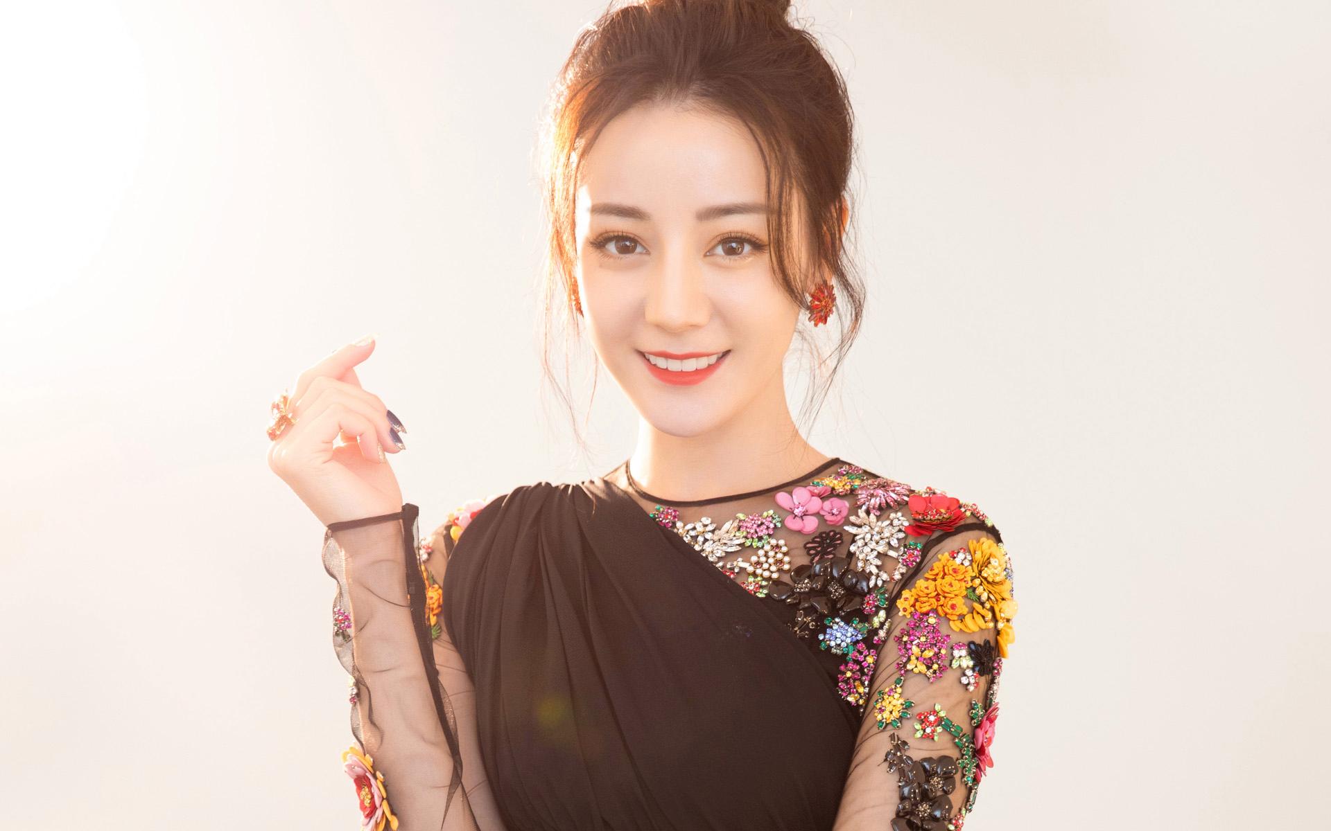 红毯假摔、穿透视装、碰瓷“迪幂孟扎”，赵樱子是要“黑红”到底