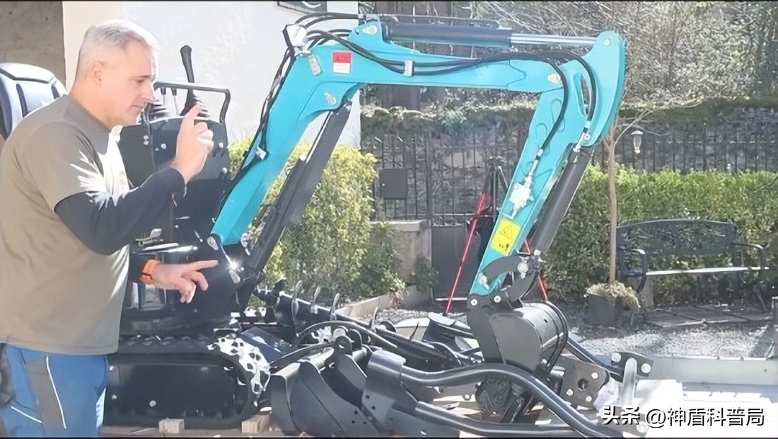 法国大爷网购中国迷你挖掘机,美国大爷买挖掘机