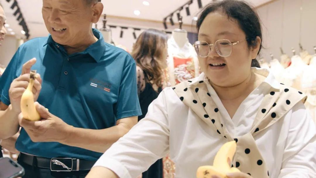 明星婚礼带火婚纱产业，创业夫妻借力电商卖火秀禾