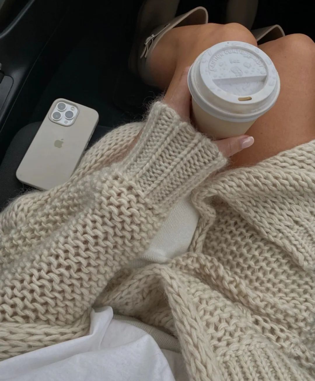 燕麦色肤色适合什么颜色头发,燕麦色外套搭配什么颜色内搭