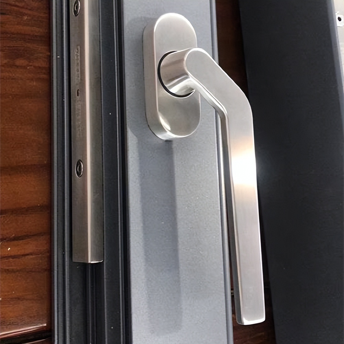 断桥铝门窗怎么关严,断桥铝门窗怎么开不容易漏雨