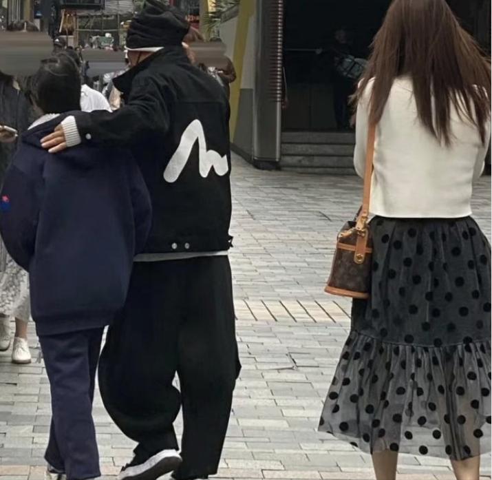 张艺谋毕业典礼,张艺谋参加长子毕业礼