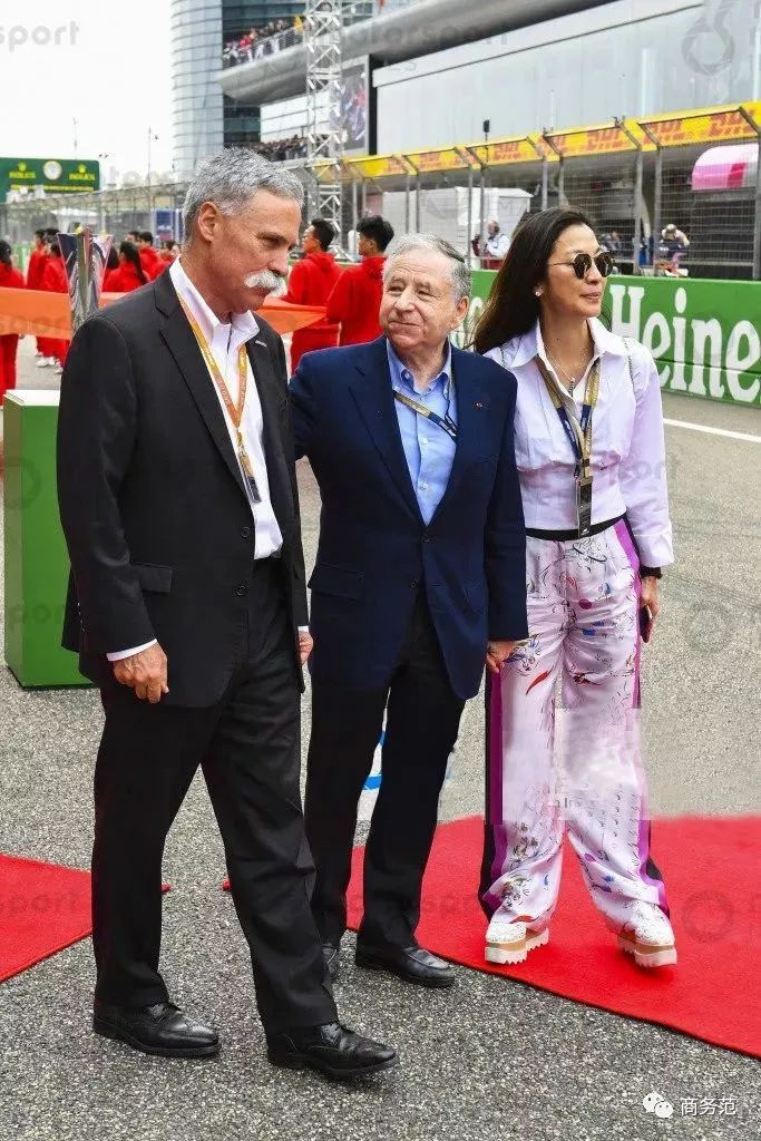 杨紫琼巴黎赏秀与未婚夫出席活动,杨紫琼霸气金球奖