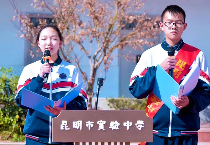 开学季校园展示打卡,开学啦冰墩墩小学生积极向上图片