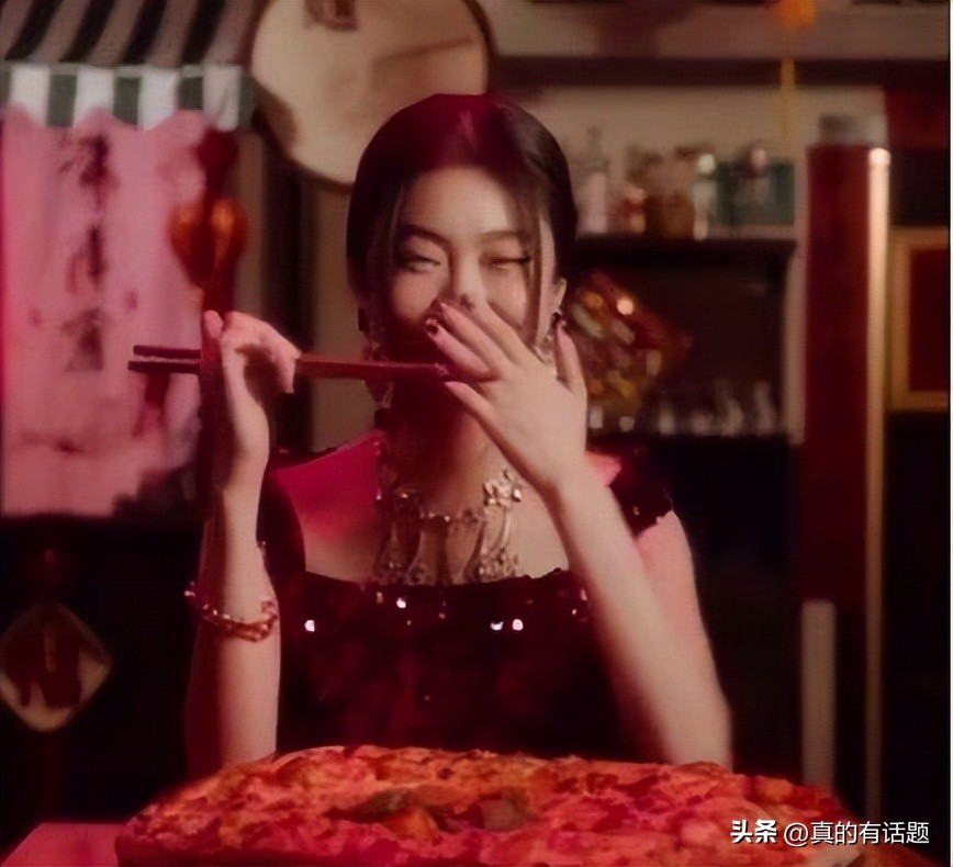 只给外国人发冰激凌的小姐姐,宝马mini给老外冰淇淋