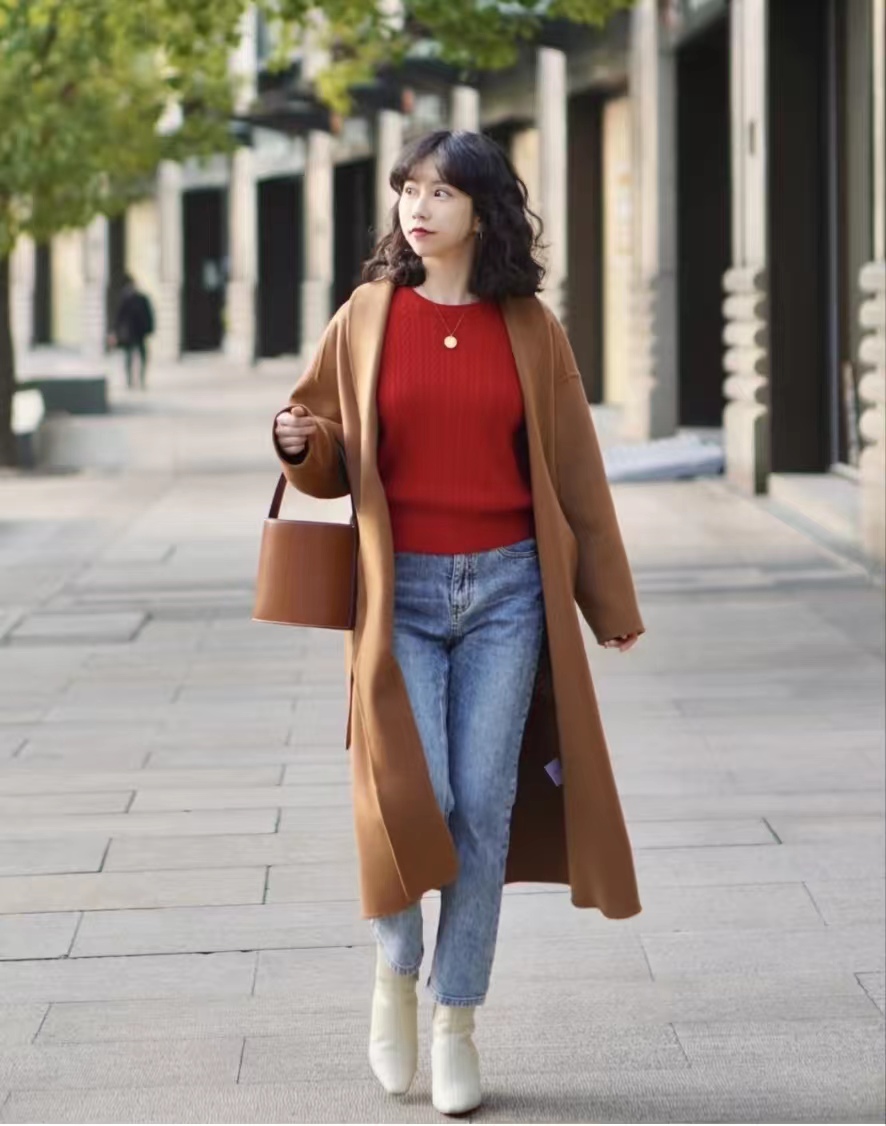 驼色浴袍大衣怎么搭配更高级,大衣棉服驼色穿搭女秋冬