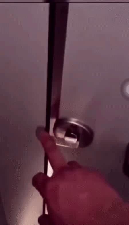 “老婆出差在宾馆给我发照片，桌子上那个是胶水吗？”哈哈哈哈