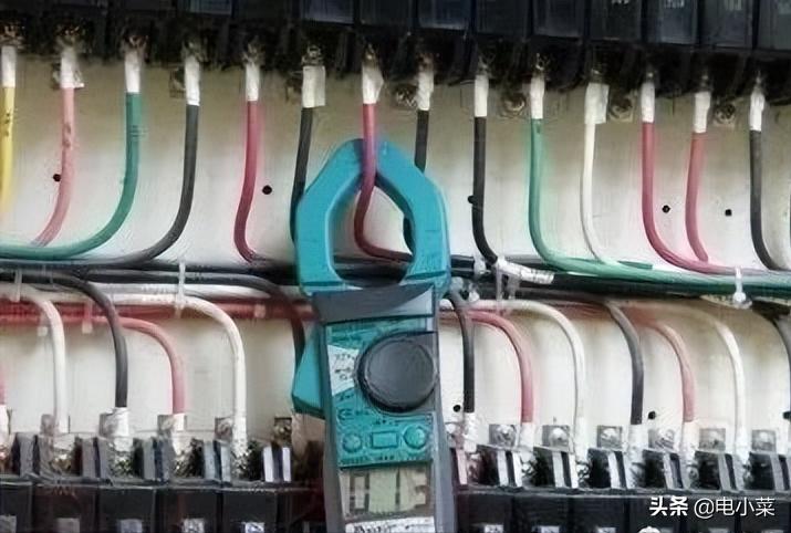 钳形万用表测量电阻方法详细图解,钳形万用表电阻档测量电压