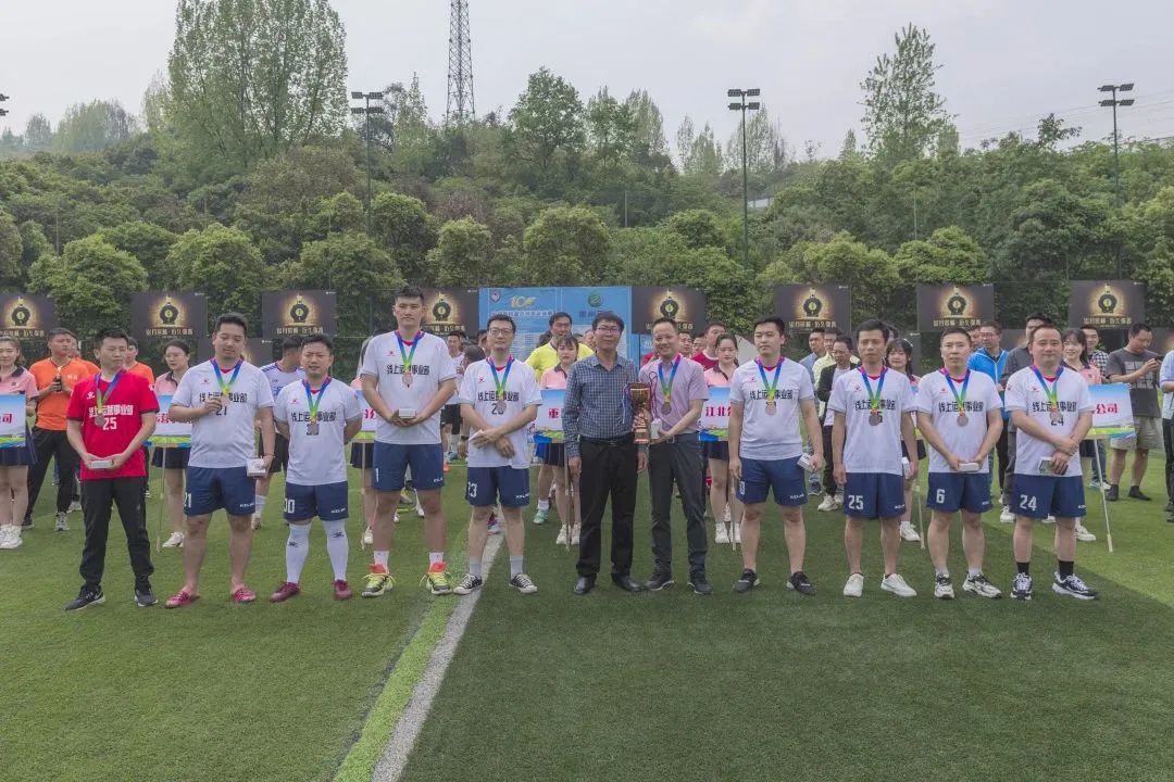 驰骋绿茵足够精彩三年级手抄报,驰骋绿茵无悔青春