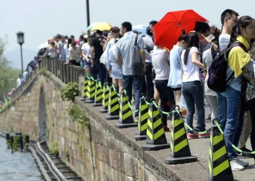 杭州西湖免门票收入及客流量,杭州西湖免门票后经济收入多少