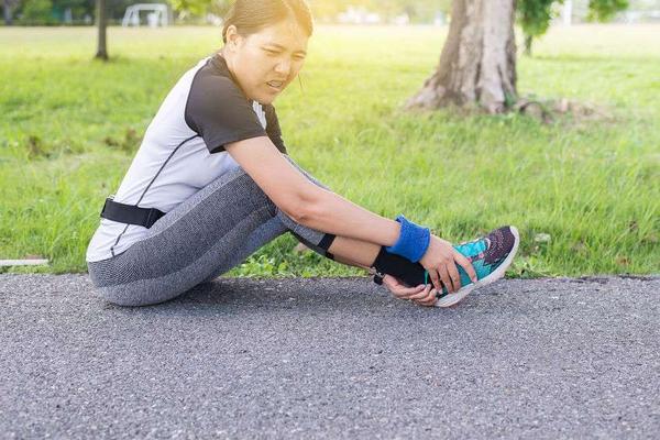 脚踝扭伤两个月跑步脚踝里面还疼,跑步脚踝内侧胫骨疼痛是什么原因
