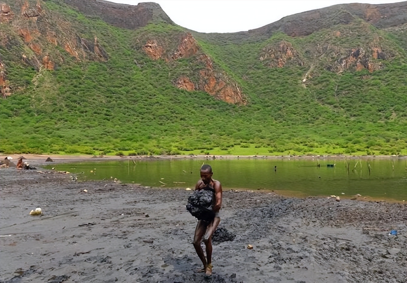 日薪60元的非洲采盐人，用命换钱，几年时间皮肤溃烂、耳聋失明