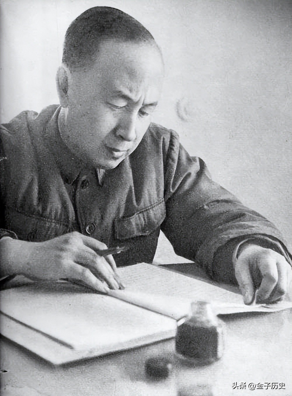 64年毛主席给钱学森递烟，钱学森欲接，主席却突然收回：自力更生