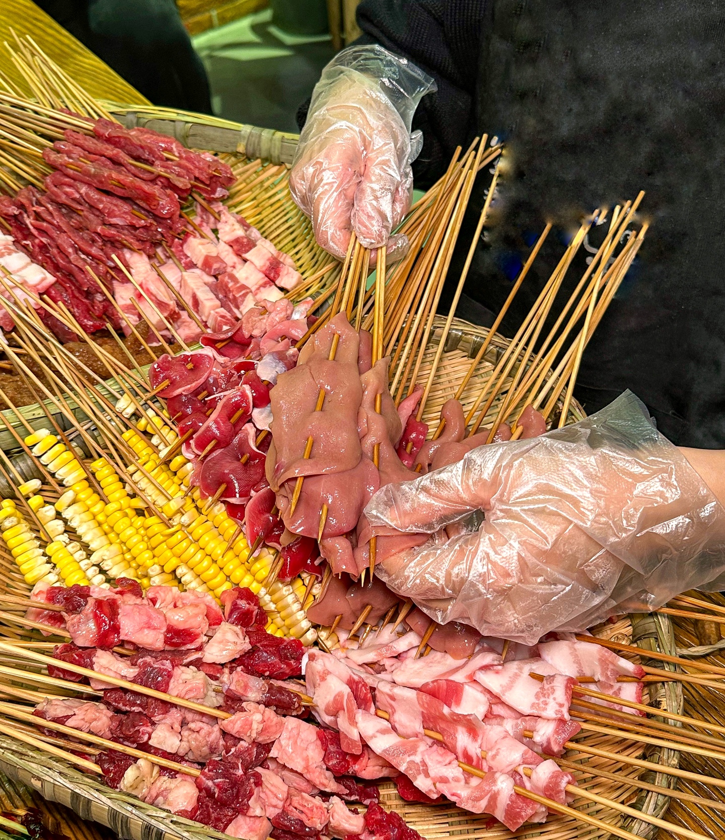 路边摆摊卖烧烤一个月赚多少钱 (刚开始摆摊卖烧烤每天只卖几十元)