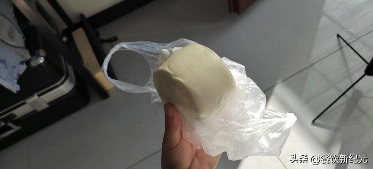 外卖员的“成人礼”,一天送65单,吃1顿饭,骆驼祥子也不过如此