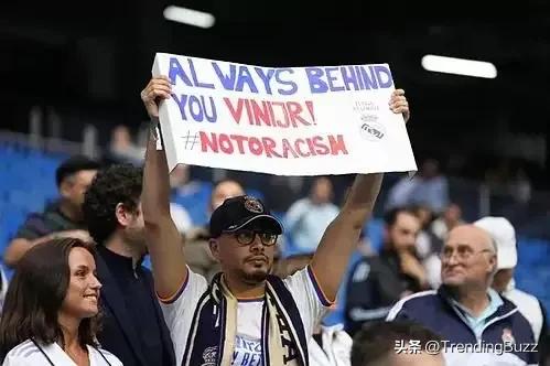 皇马球员赛前全部穿上20号球衣，声援遭受种族歧视的维尼修斯