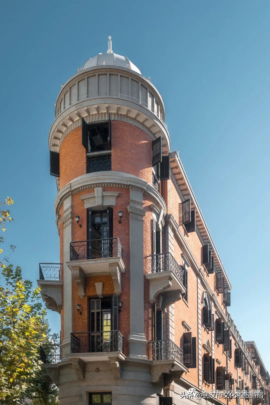 武汉人在江边,一个人在武汉江边