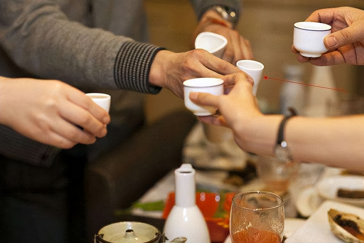 茅台酒为何送个小酒杯,买茅台送的小酒杯