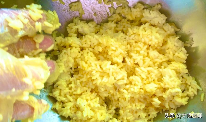 做蛋炒饭是先倒油还是先开火,做蛋炒饭要不要先把饭炒熟