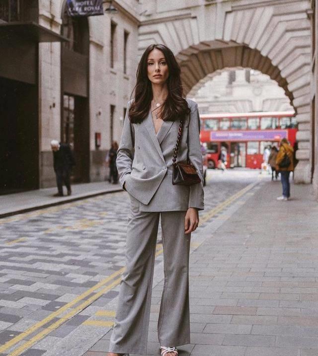 水桶包跟法棍包哪个更显气质,法棍包穿搭也太好看了吧