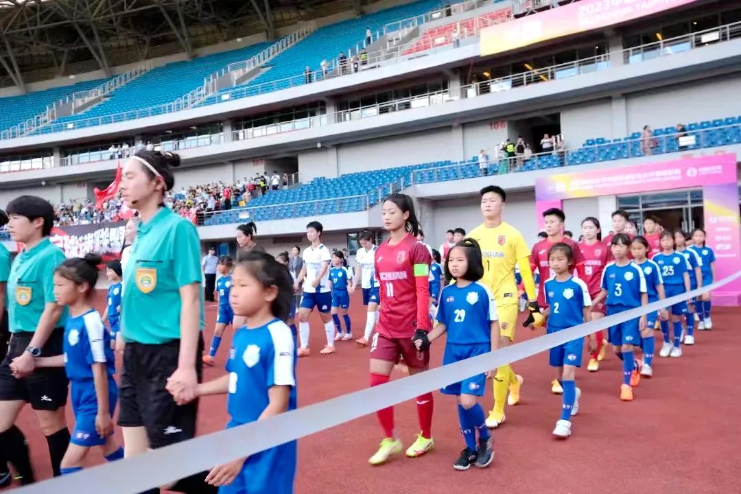 【洋渡快讯】洋渡女子小将以球童身份亮相“国内足球顶级赛事”