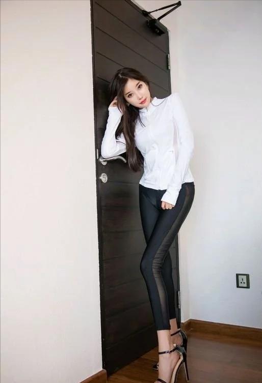 牛仔裤黑色高跟鞋搭配什么上衣,运动裤搭配细跟高跟鞋