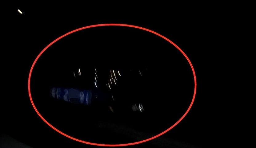 2名南水男子开上鹤港高速后，突然将车停在岔道口，随后关掉了大灯没了动静！