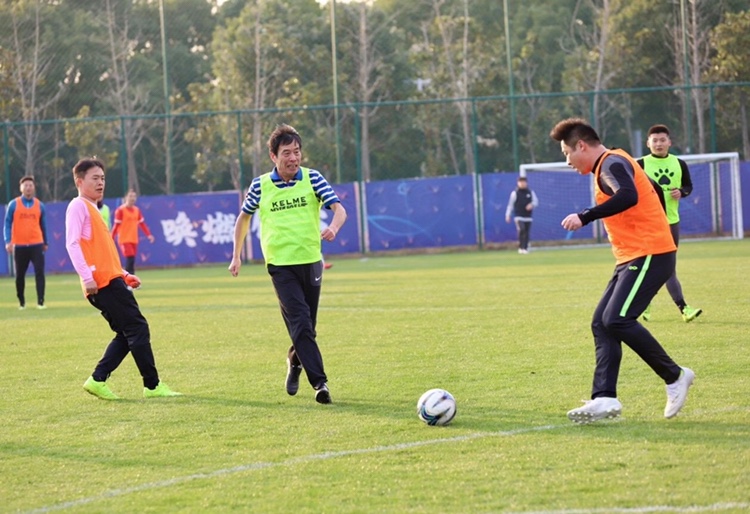 陈戌源足球水平曝光，假动作过人+门前两米单刀不进，门将不懂事