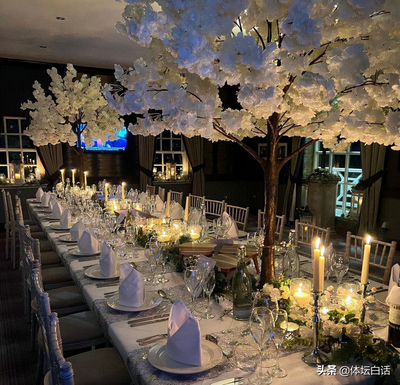 跨年夜热闹！C罗搞笑全家福，大罗搂嫩模，小贝与10岁女儿亲嘴