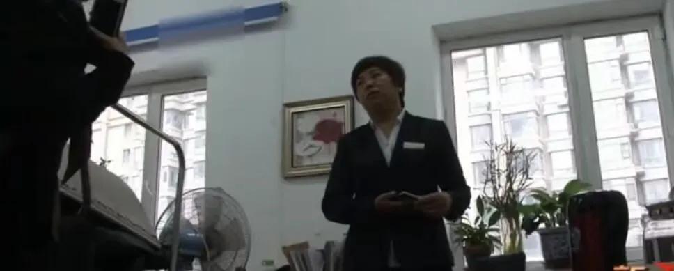 狗狗随处撒尿狗主人罚站,狗狗在汽车轮胎上小便