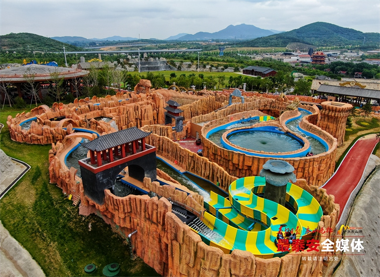 泰山石敢当文化园成*安泰**文旅“新名片”开园首日吸引众多游客“打卡”