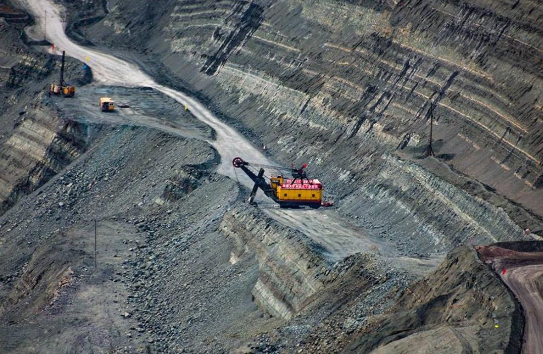 中国现开采最大煤矿,中国最深的露天煤矿深坑