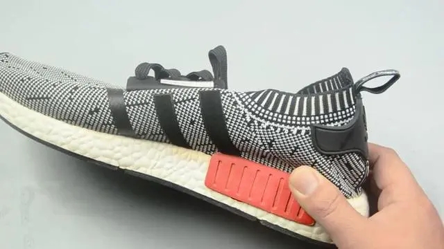 球鞋后跟有白色的小点点,球鞋尾巴的作用