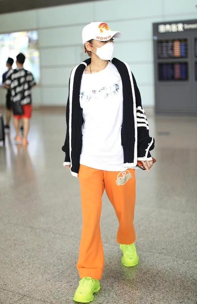 宁静穿拼色卫衣配阔腿裤舒适利落,宁静同款外套搭配