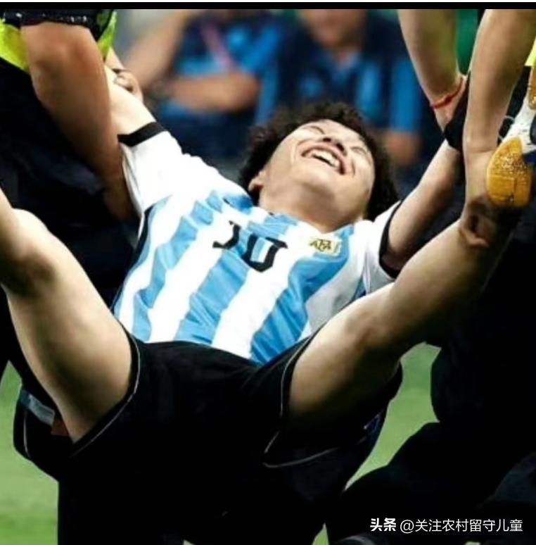 拥抱梅西小伙子笑着被抬走,球迷冲进球场拥抱梅西在哪里比赛